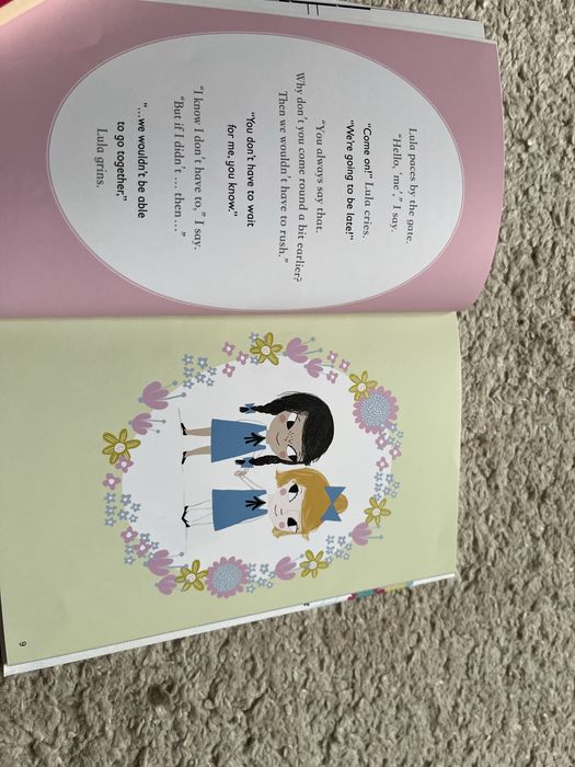 Książka „ Two sides” w języku angielskim.