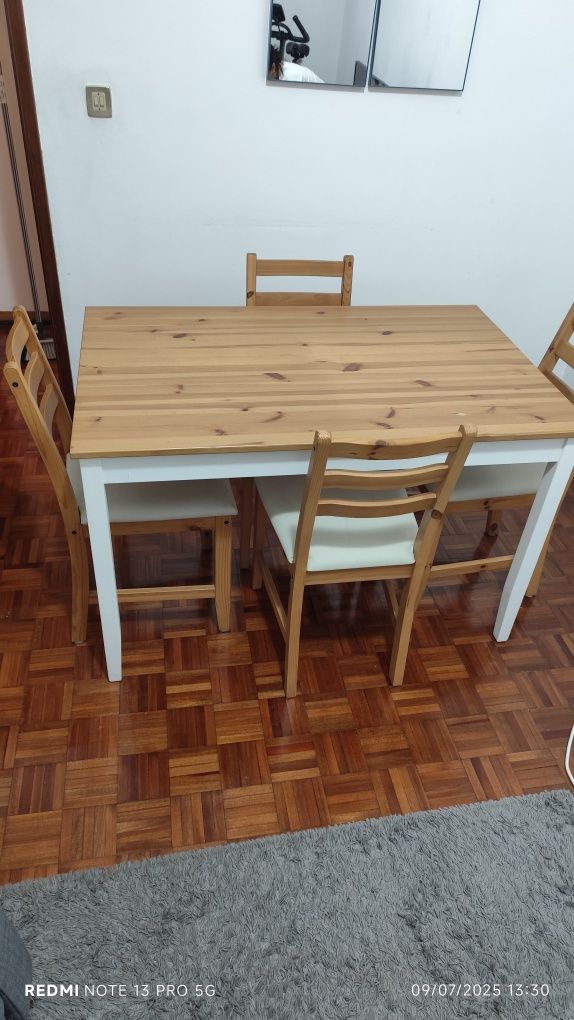 Mesa e cadeira como movo