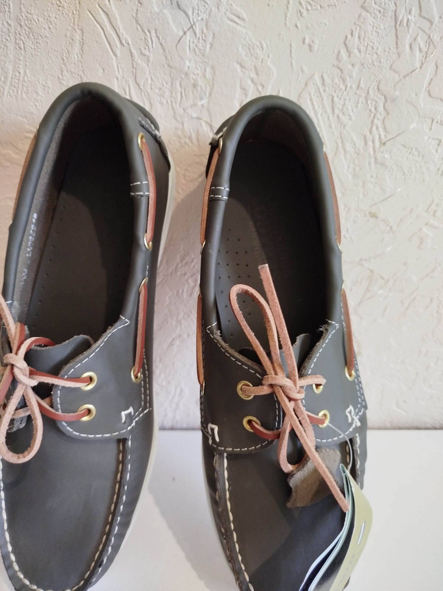 Продам топсайдеры Sebago оливкового цвета.Размер 43.5 ближе к 44.