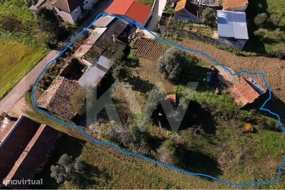 Moradia T2 para recuperar em Santo Ibério, Pombal, Leiria com terreno