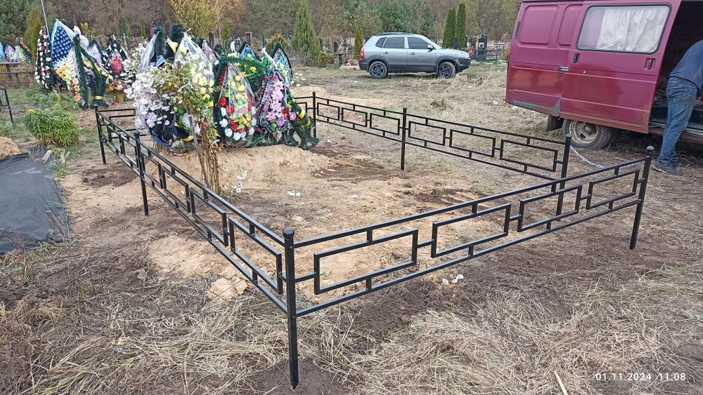 Оградка на кладбище столик лавочка