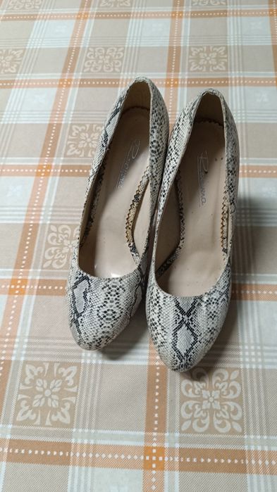 Sapatos muito lindos em óptimo estado tamanho 39. Como novos.