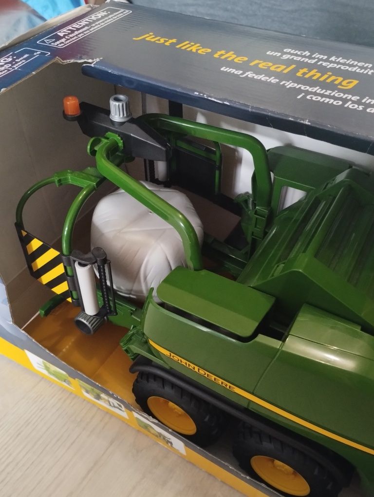 Bruder 02032 prasa zwijająca John Deere