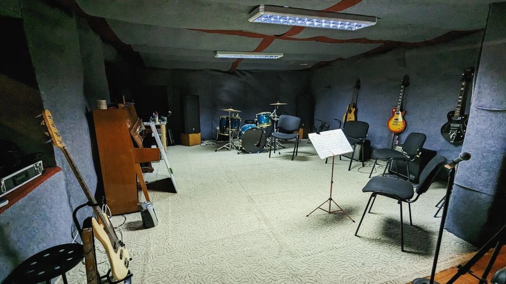 Уроки гри на гітарі, укулеле, електрогітара, бас-гітара.