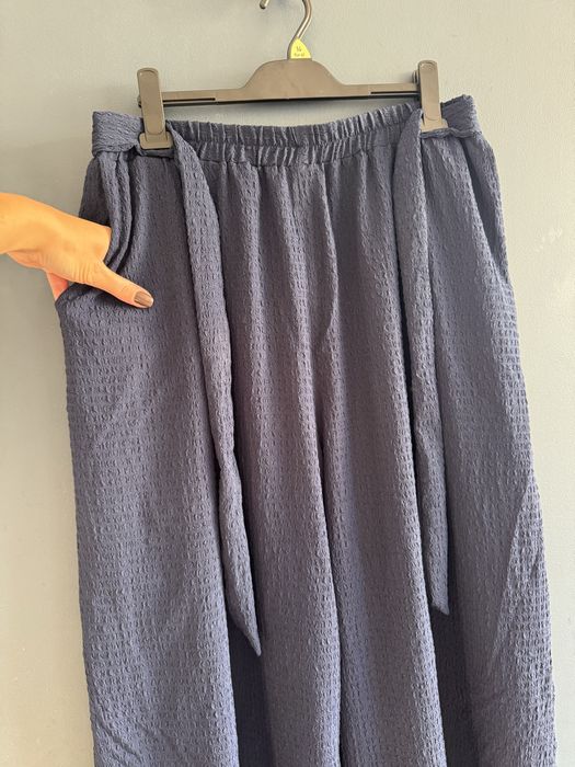 Luźne granatowe spodnie z szerokimi nogawkami dzwony szwedy