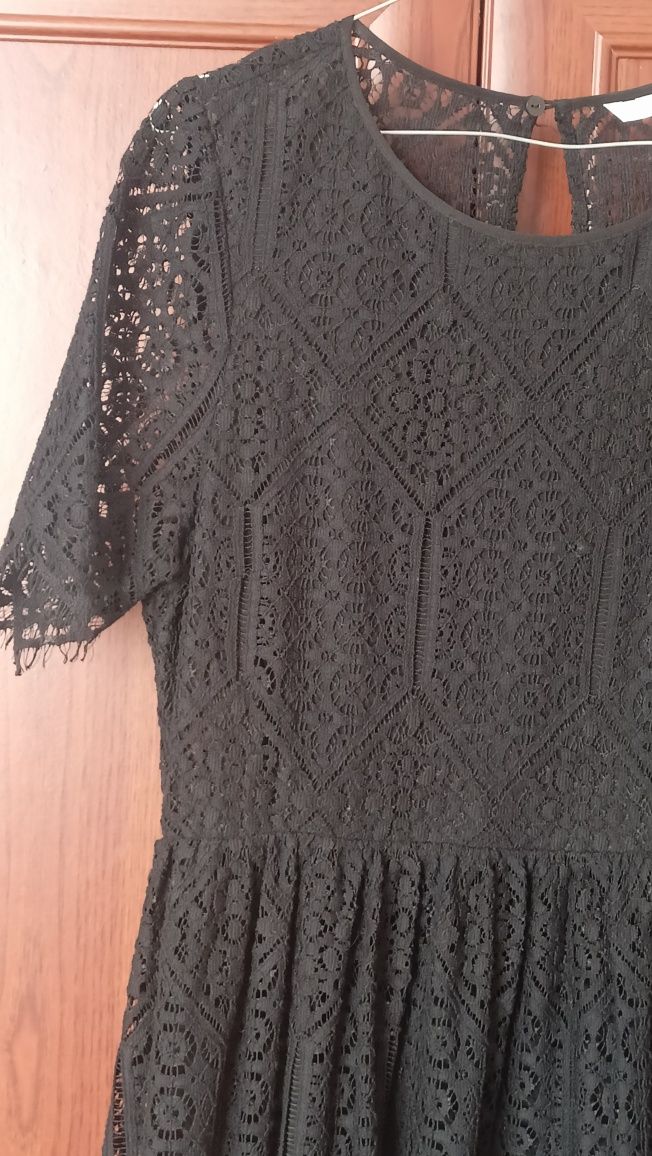 Czarna koronkowa sukienka midi 38