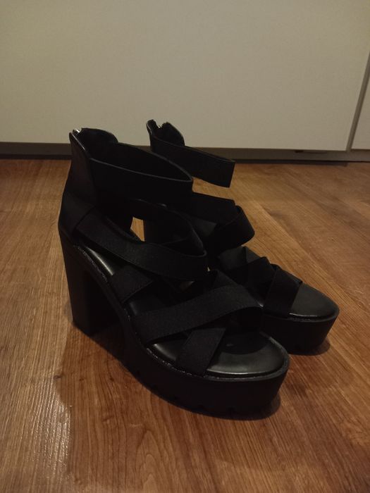 Nowe sandały na koturnie