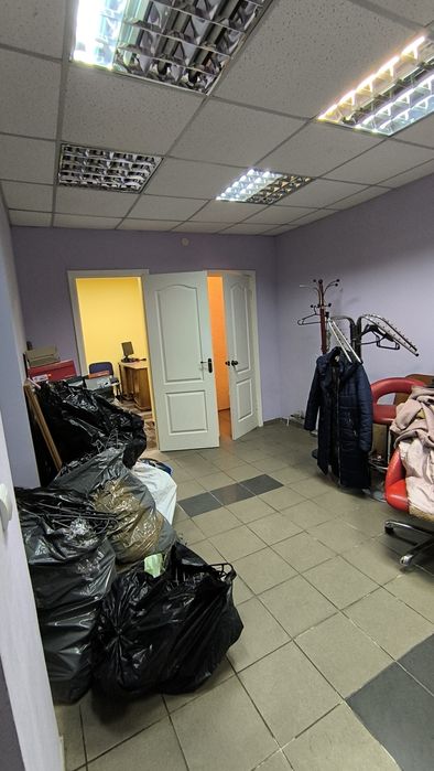 ЦЕНТР . Приміщення  93 кв. Торг.