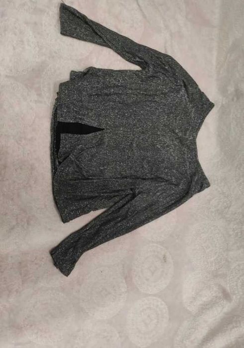 Błyszczący crop top z rękawami 3/4