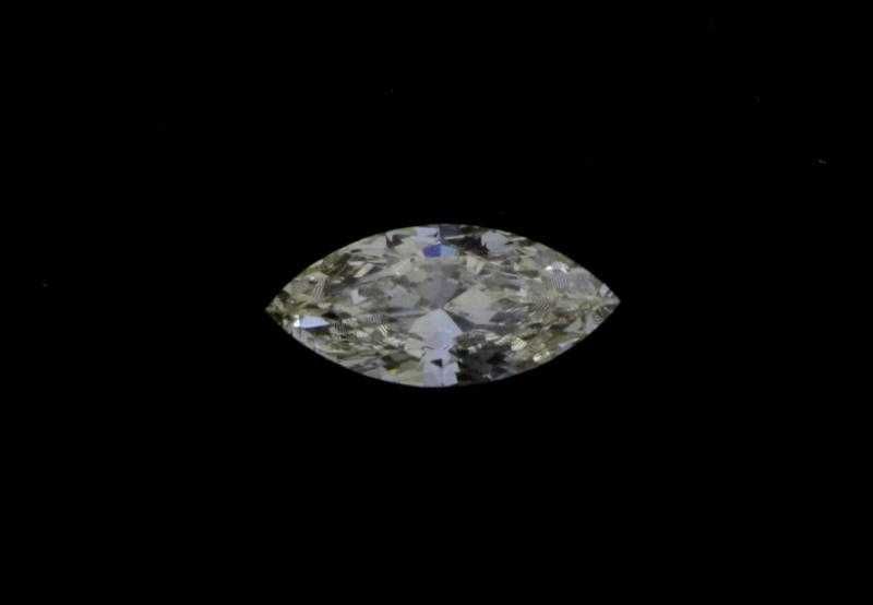 Diamante natural, em talhe brilhante marquesa, com certificado