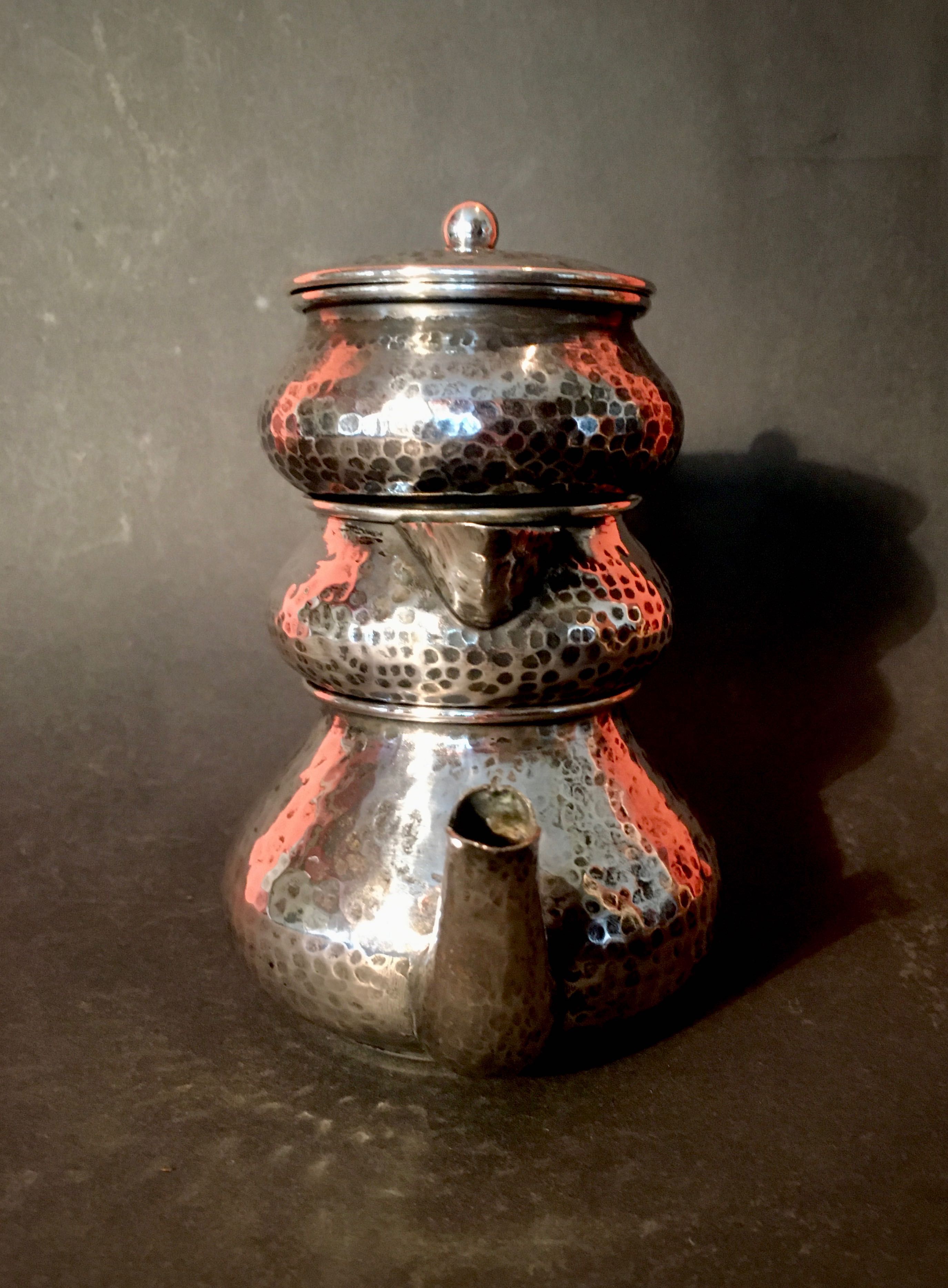 METAL MARTELADO - tricorpo para chá - século XX - altura: 16 cm/s