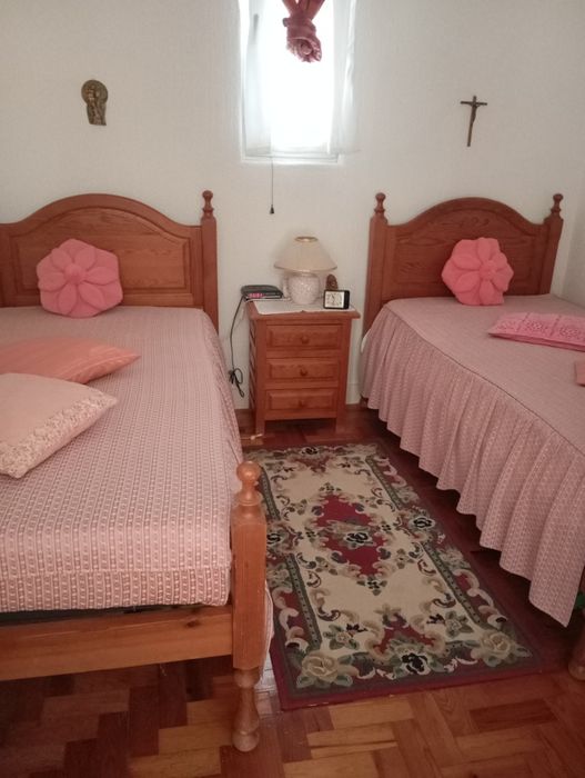 Mobília completa de quarto pinho cor mel para 2 pessoas