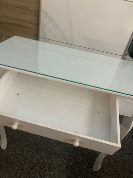 Stolik do toaletki z szybą