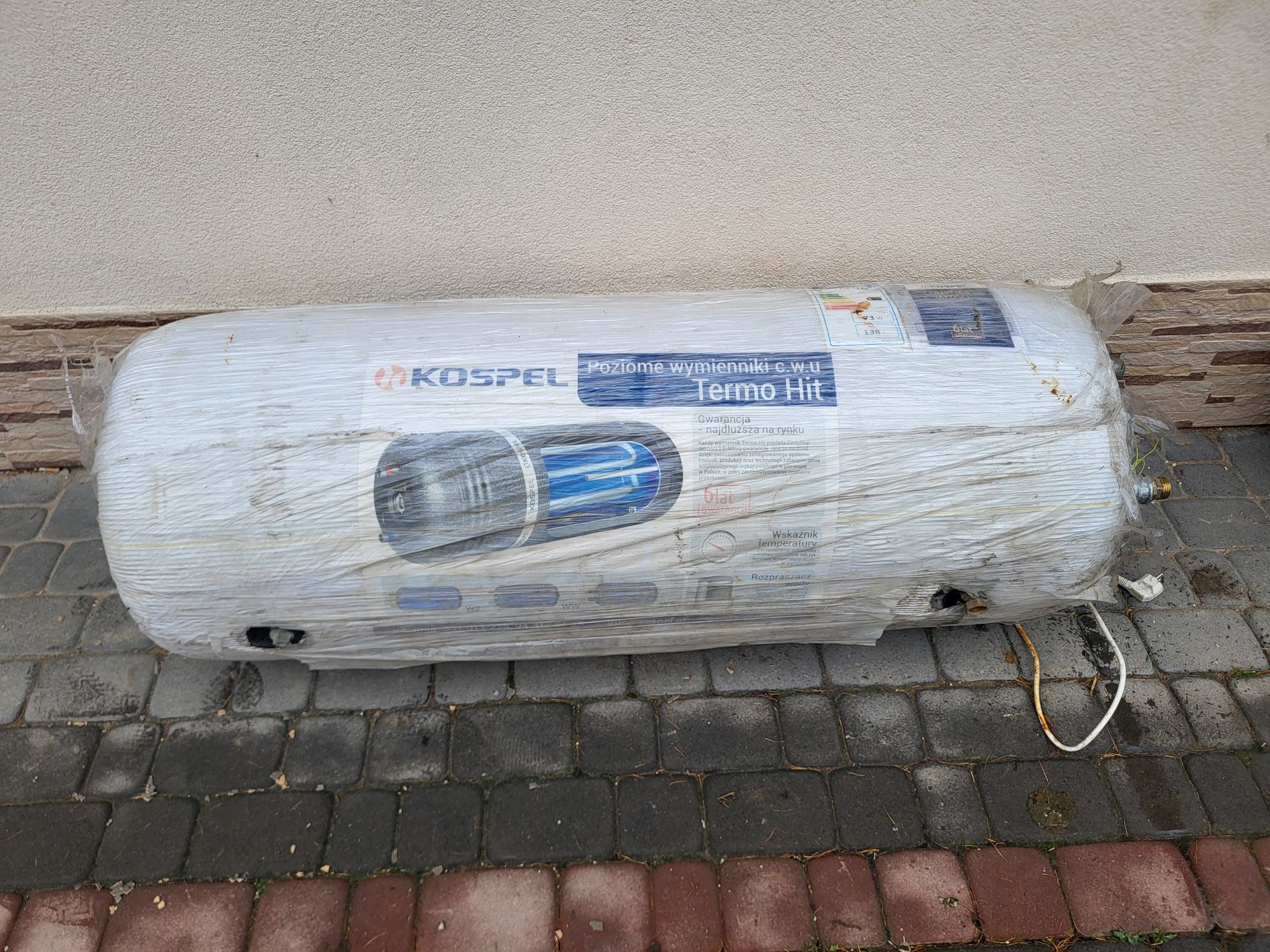 Zbiornik na ciepła wodę z grzałka