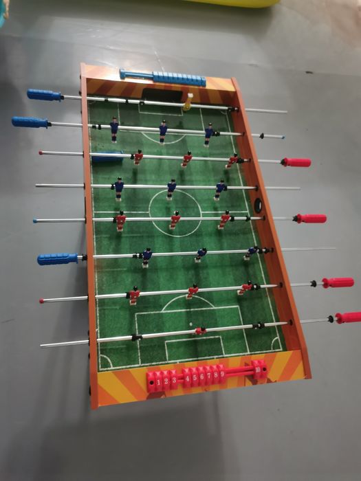 Mesa de futebol de criança