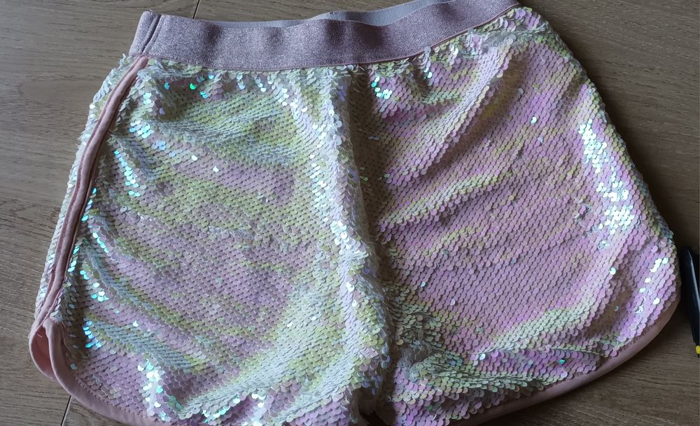 Belle du Jour krótkie spodenki z cekinami