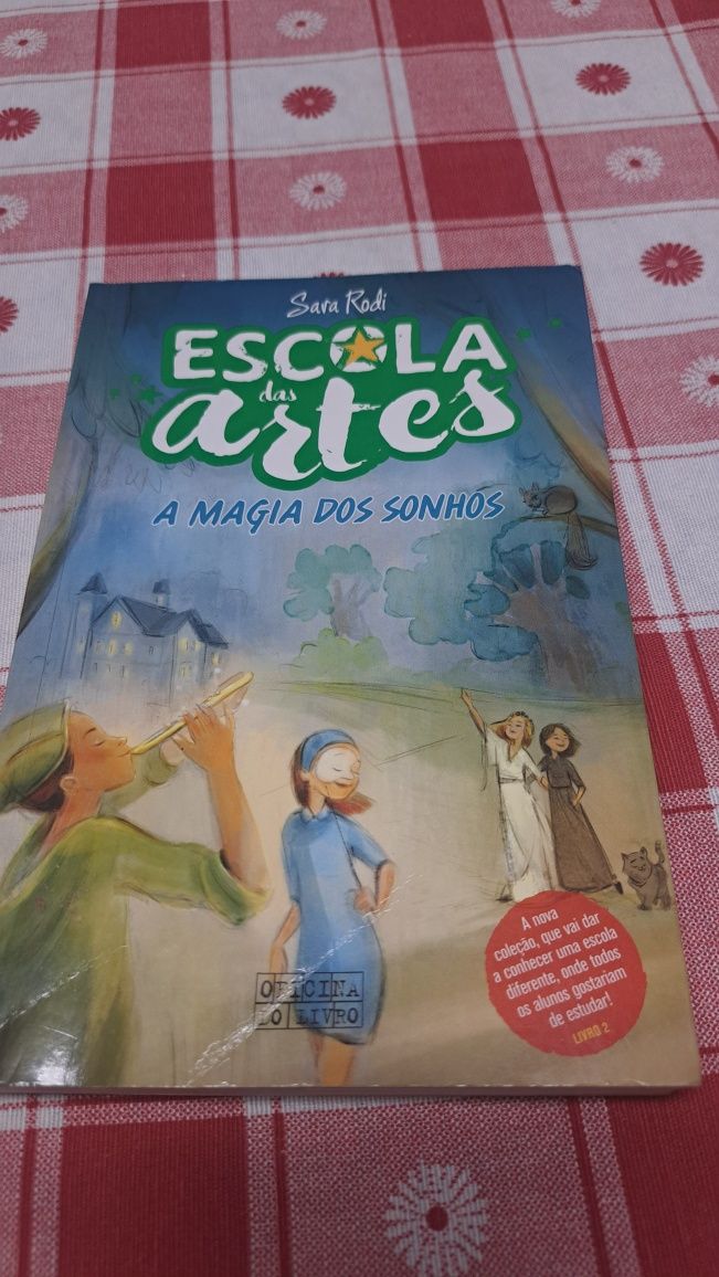 Vendo livro "Escola das Artes - A Magia dos Sonhos" de Sara Rodi.
