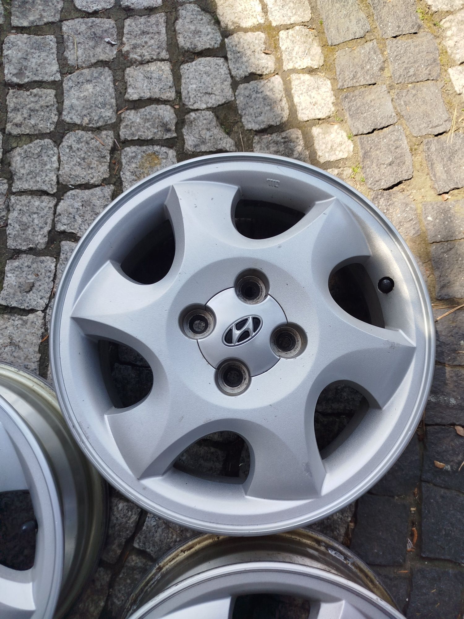 Hyundai i20 Felgi aluminiowe 4x100 Alufelgi i10 15 cali oryginalne