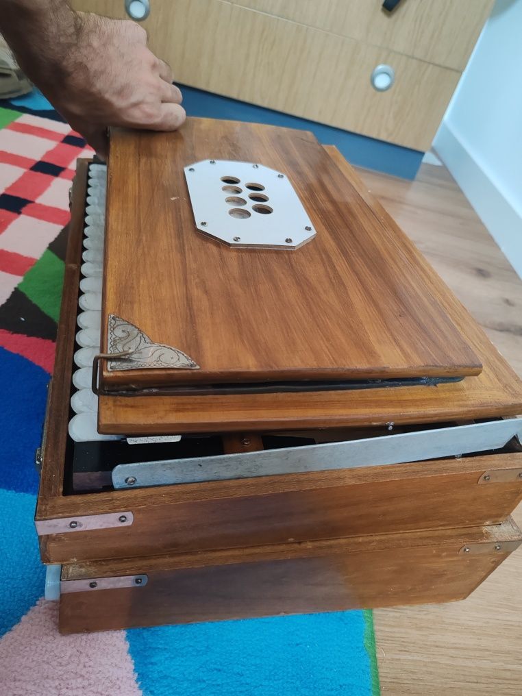 Harmonium Indiano compacto vintage afinado
