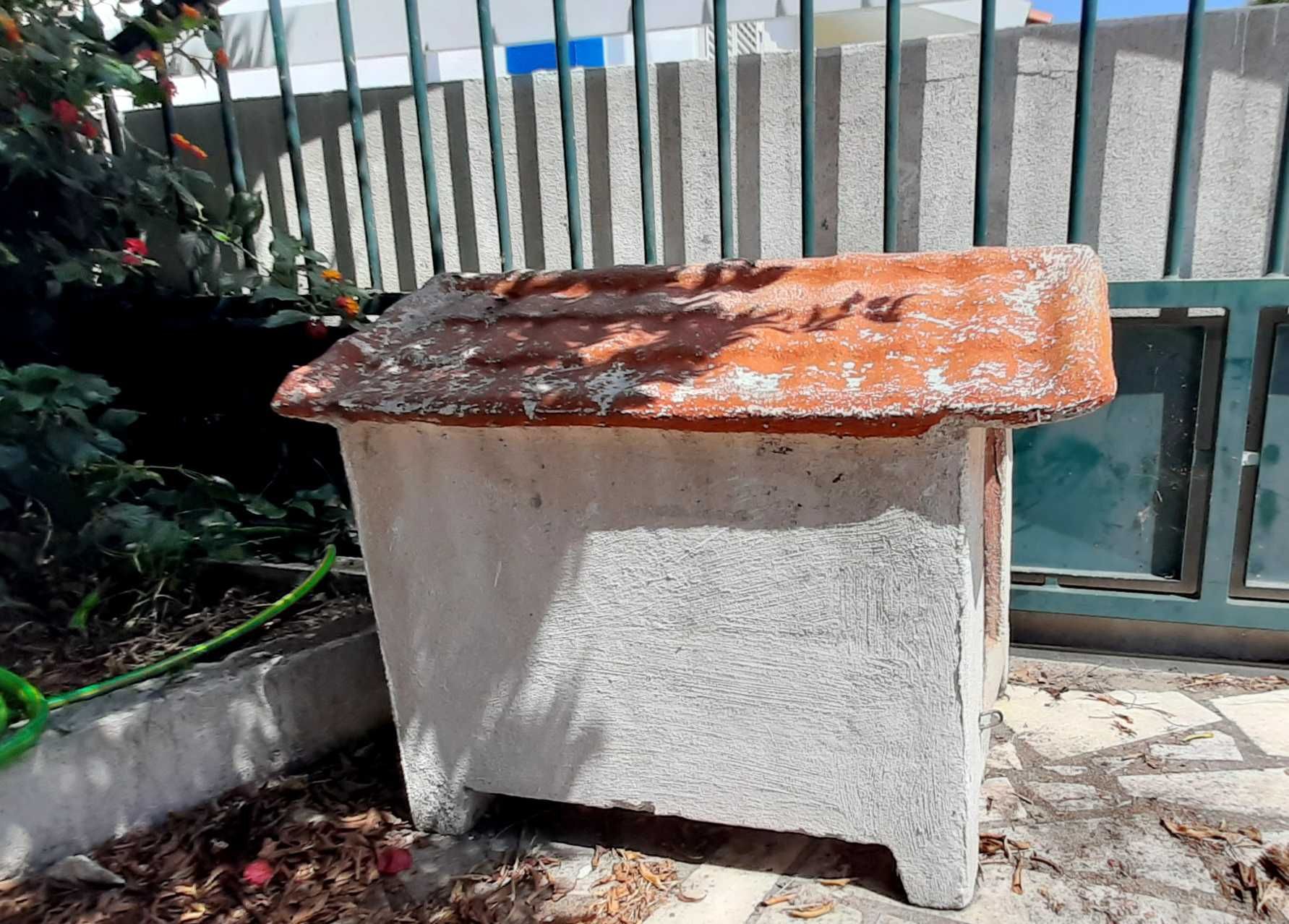 Vende-se casota de cimento para cão de porte médio.