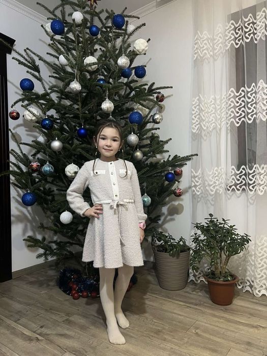 Гарне платтячко стан почті новий одягли пару раз  бо виросли  з нього