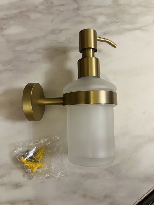 Dozownik na mydlo szczotkowane zloto nowy na ścianę ścienny