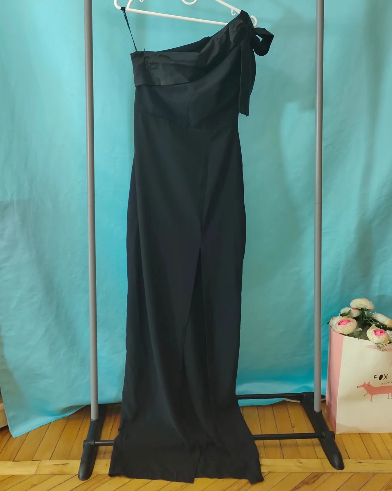 Довга чорна сукня з розрізом на ніжці