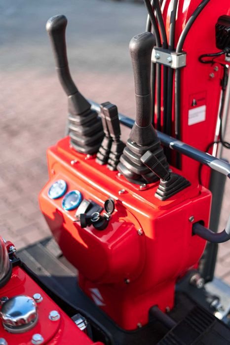 Minikoparka KINGWAY DODGER 900 z ramieniem skrętnym