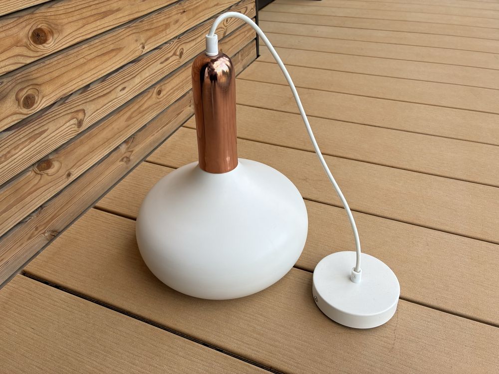 Biała lampa wisząca metalowa