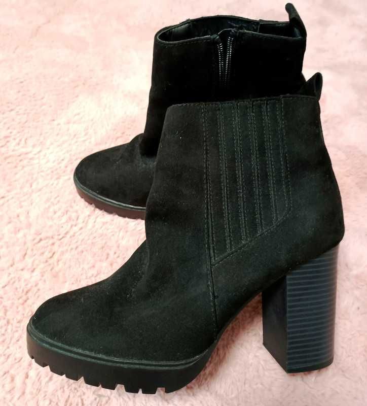 Czarne botki na obcasie Primark