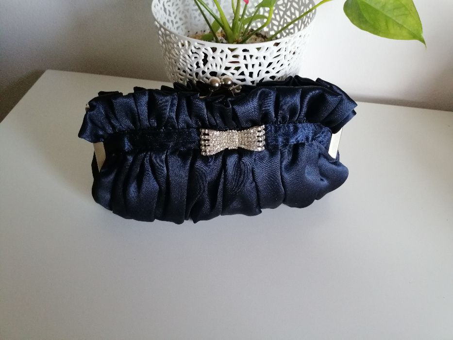 Granatowa ciemna elegancka atłas atłasowa torebka kopertówka łańcuszek
