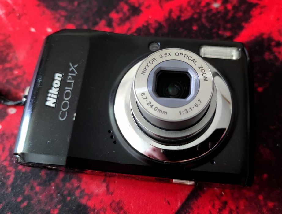 Aparat Nikon - w 100% sprawny. W zestawie kabelek oraz etui.