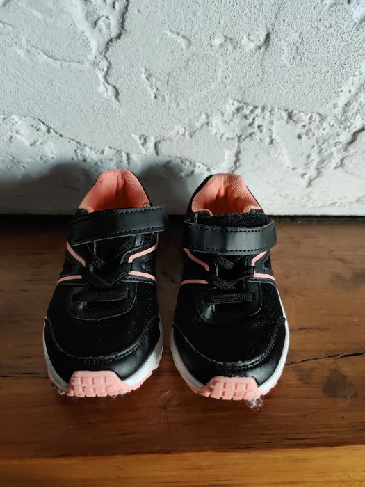 Sapatilhas de criança tamanho 24 

Estão em excelente estado pois não