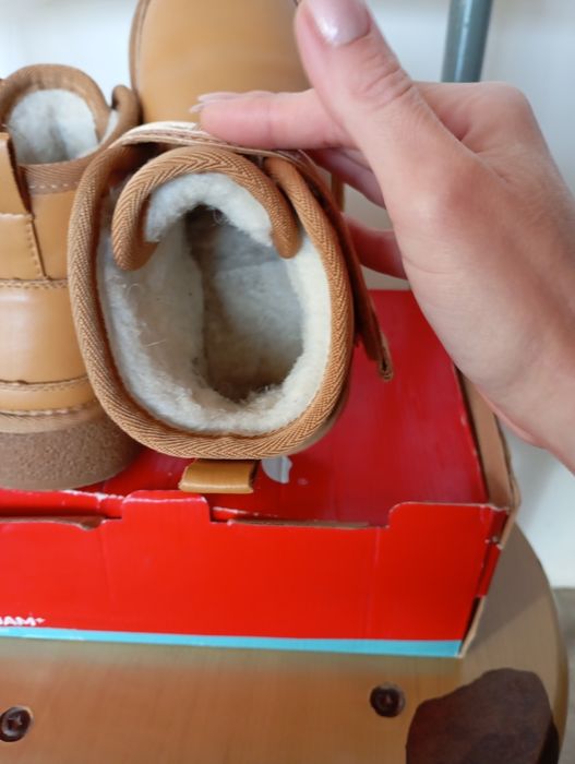 Продам на дівчинку угги в розмірі 32