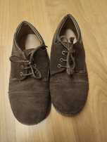 Sapatos carneiras, em camurça castanha, tam 32