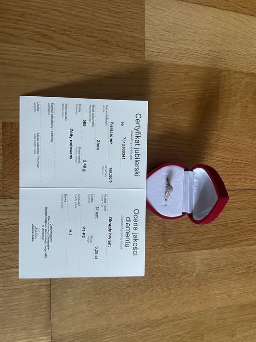 Pierścionek zareczynowy cena do negocjacji.