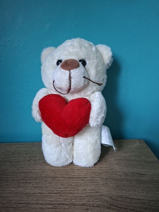 Pluszowy miś z czerwonym sercem maskotka