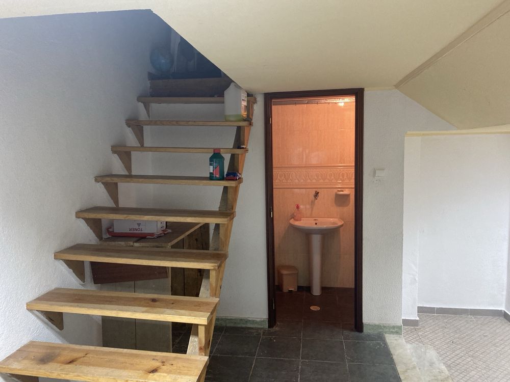 Garagem 2 viaturas com casa de Banho e mezanino
