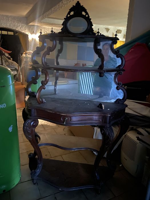 Movel antigo  com espelhos muito bonito tem uma parte pratida e bocado