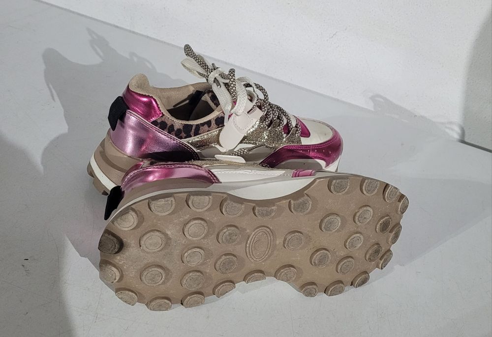 Sapatilhas n°38,  aconselho  a 37