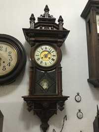 Relógio de parede antigo a funcionar