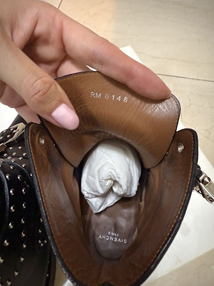Продаю женские кожаные бутинки GIVENCHY