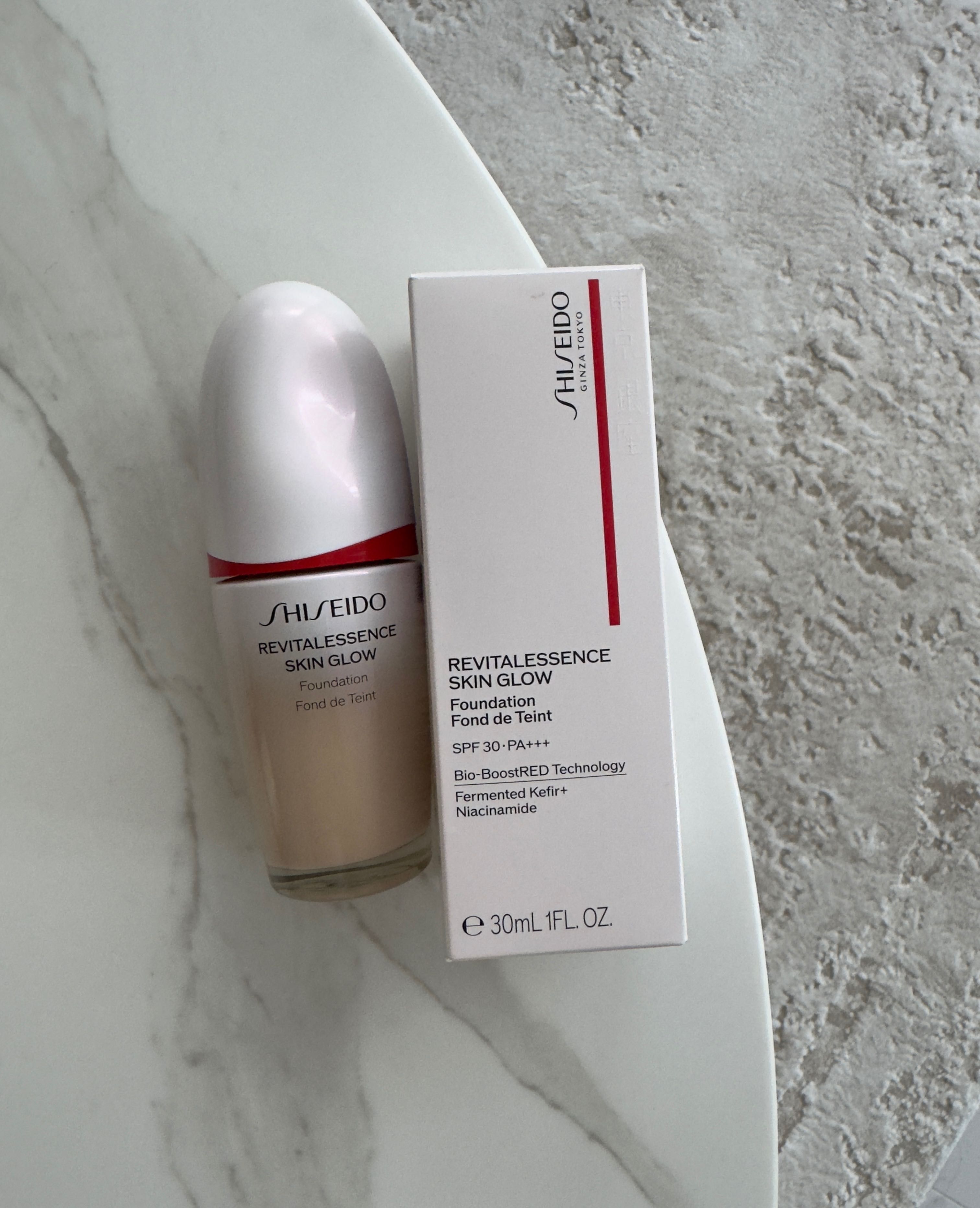 Тональний крем Shiseido Revitalessence Skin Glow Foundation,  Shell