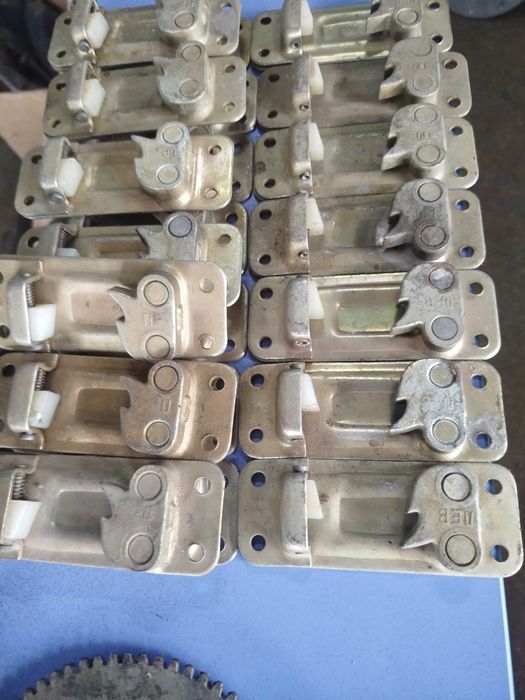 Склопідіймач лівий/правий Зіл-130/Фіксатор ЗІЛ-130 замка дв прав