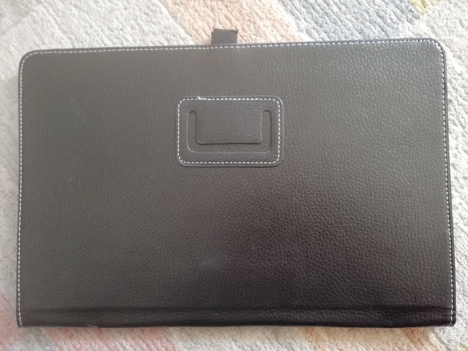 Etui na tablet uniwersalne.
