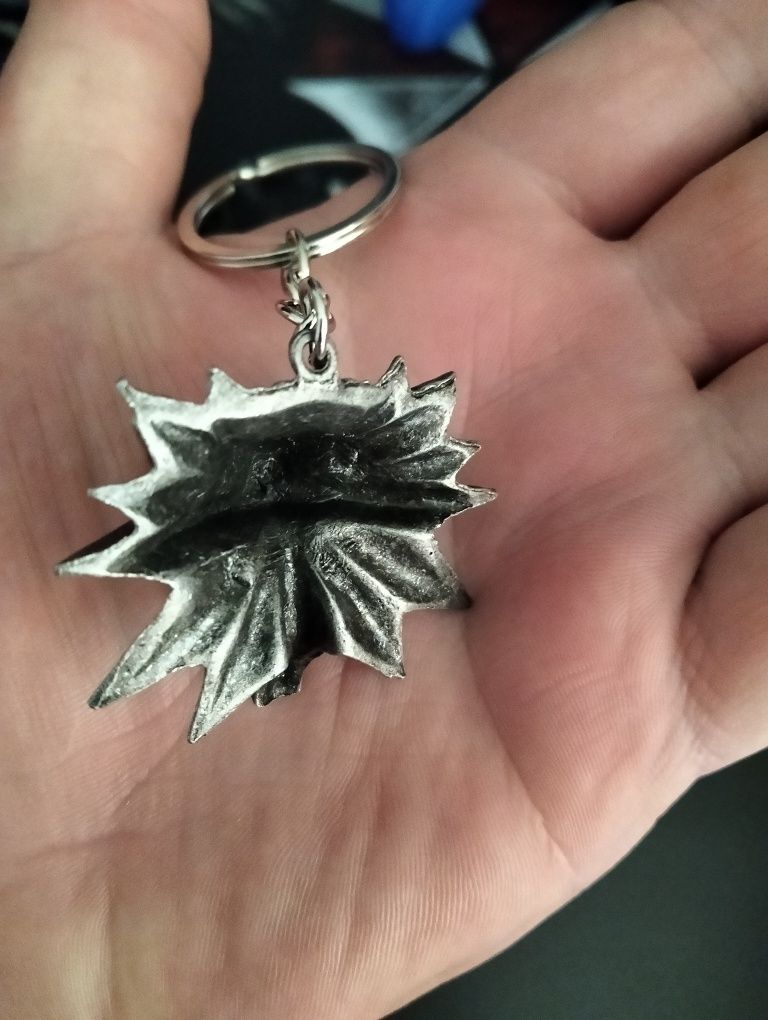Brelok metalowy inspirowany seria Wiedzmin nowy