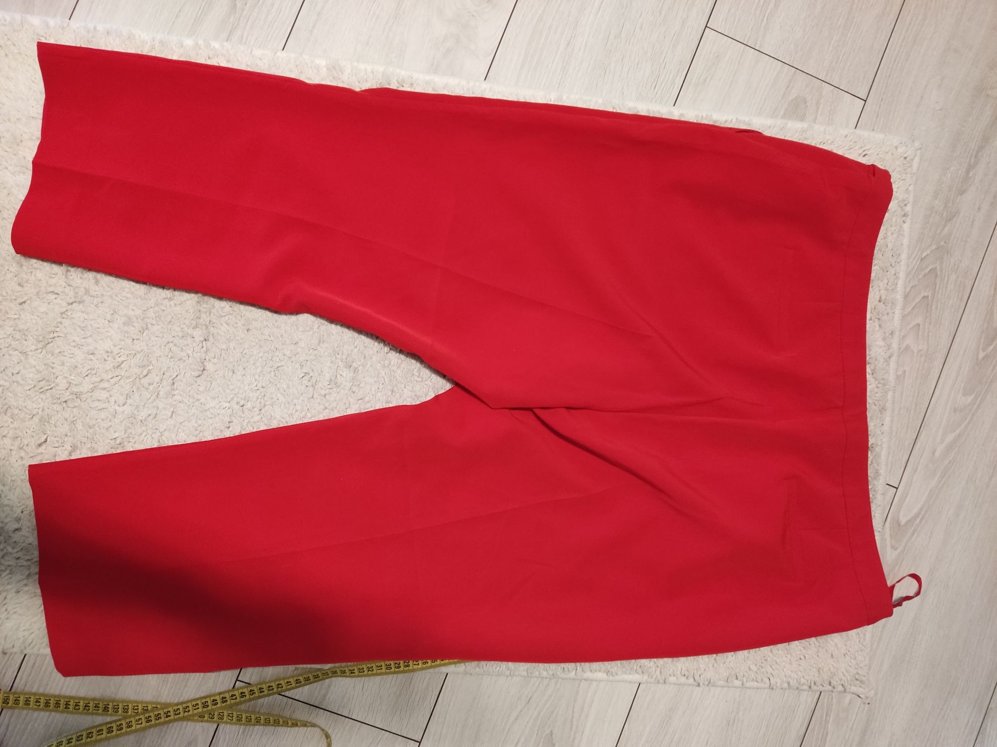 Czerwone spodnie eleganckie