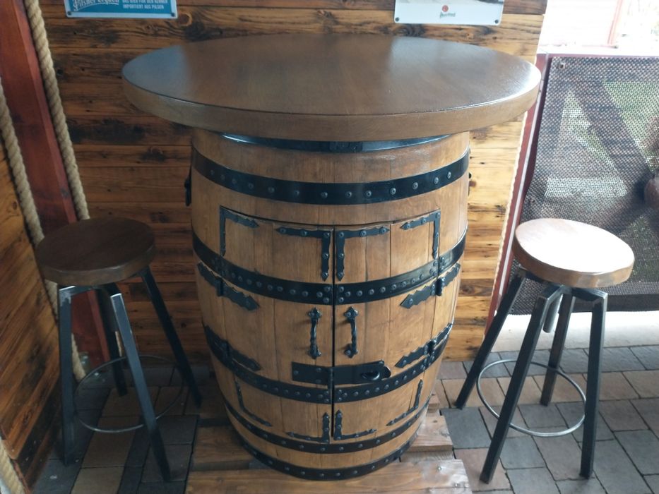 Podświetlany barek z beczki dębowej po whisky.