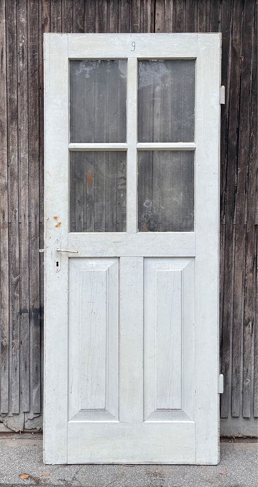Sosnowe drzwi z przedwojennego pensjonatu