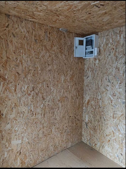 Металевий кіоск для роздрібної торгівлі.